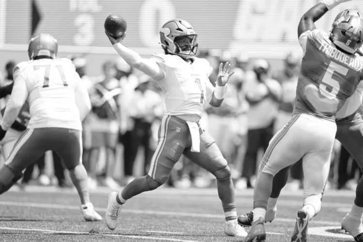 Vikings edge Giants in Murray's debut